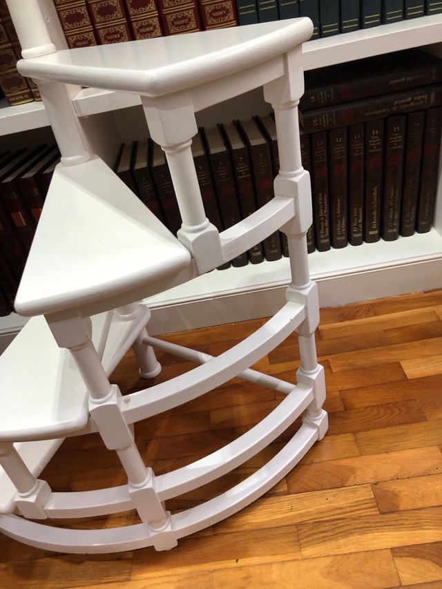 Escalera caracol de biblioteca vintage de madera