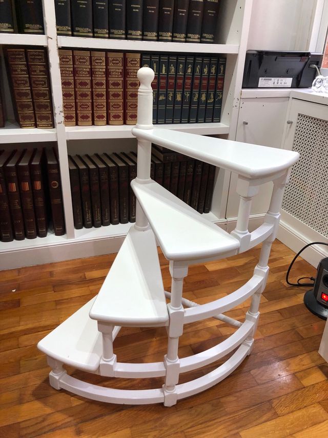 Escalera caracol de biblioteca vintage de madera