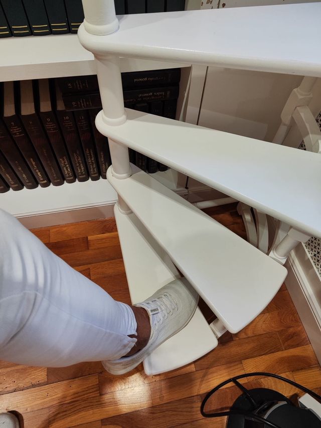 Escalera caracol de biblioteca vintage de madera