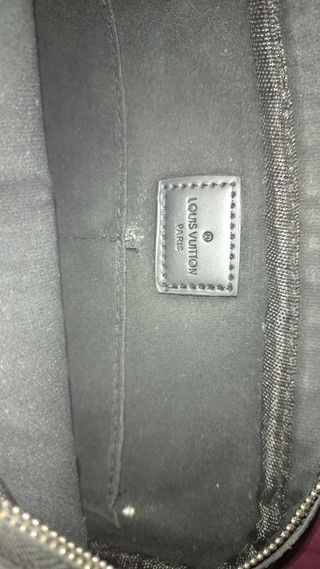• Bolso:Piel.
• Color:Negro.
• Marca:Louis Vuitton