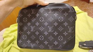 • Bolso:Piel.
• Color:Negro.
• Marca:Louis Vuitton