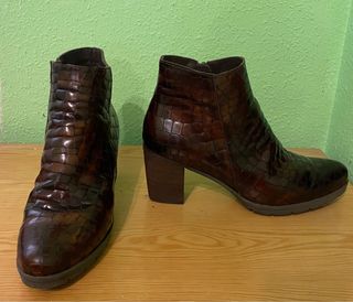 Botines de tacón con textura de cocodrilo