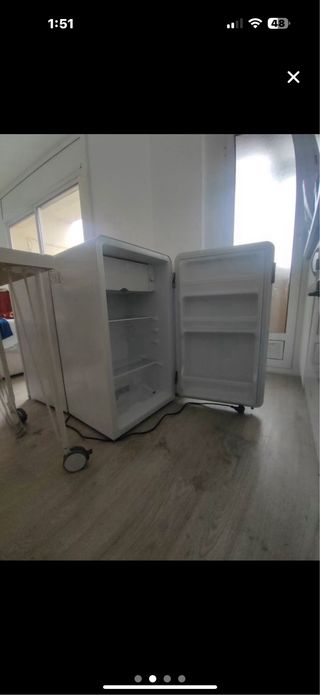 Nevera pequeña blanca