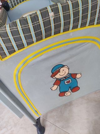 Cuna de viaje tamano grande. con colchón y sábanas