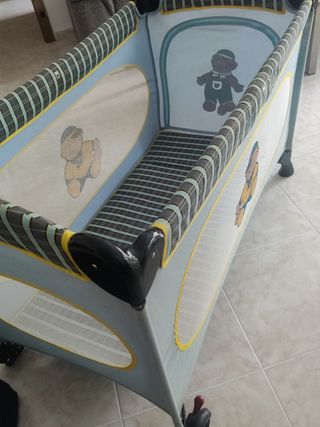 Cuna de viaje tamano grande. con colchón y sábanas