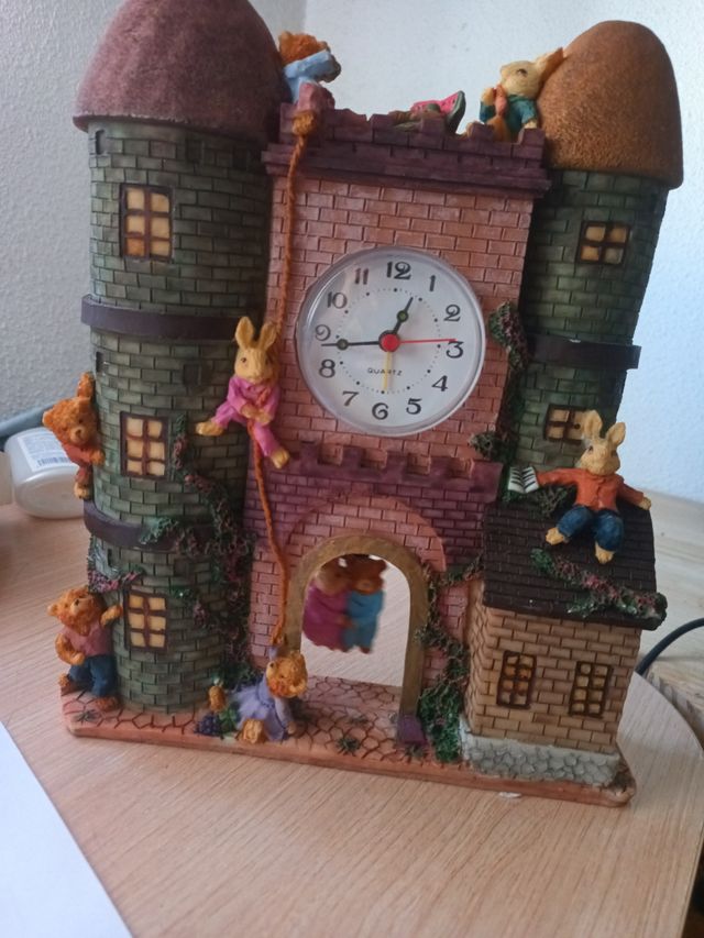 Orologio da castello con orsi e conigli