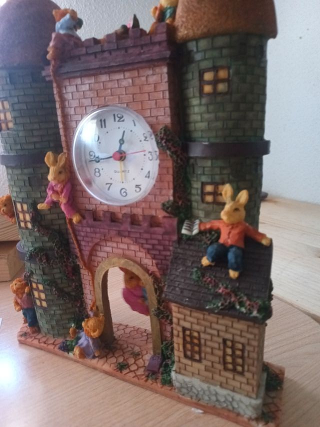 Orologio da castello con orsi e conigli
