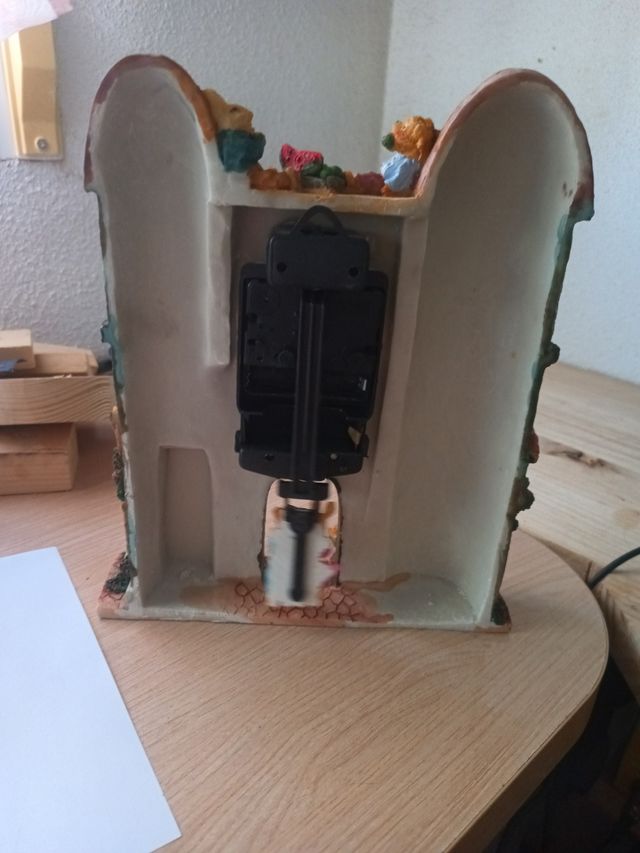 Orologio da castello con orsi e conigli