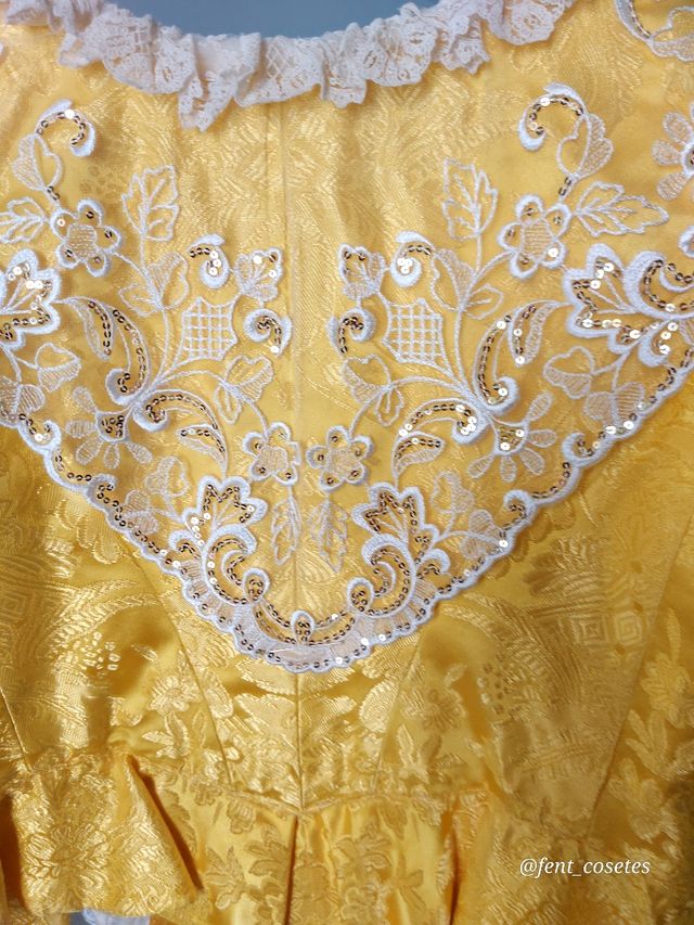 CON DEFECTO. Manteleta y Delantal Fallera.