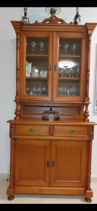 Vitrina de madera y cristal