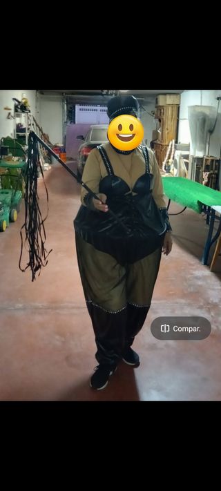 Disfraz negro con látigo