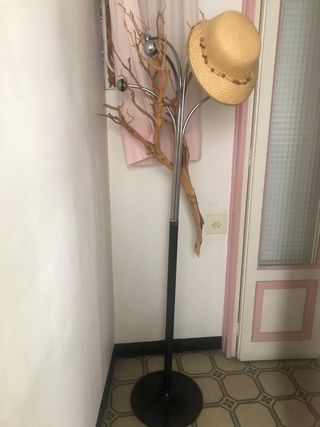 Perchero de pie metal y madera