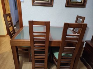 Mesa de comedor y 4 sillas de madera