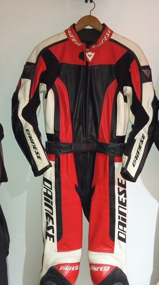 Monos de cuero Dainese para hombre y mujer 200€.