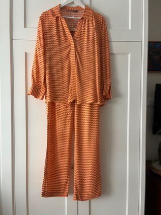 conjunto Zara naranja camisa talla L y pantalón M