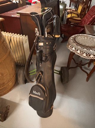 Juego de palos de golf con bolsa y carro.