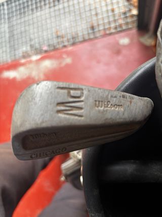 Juego de palos de golf con bolsa y carro.