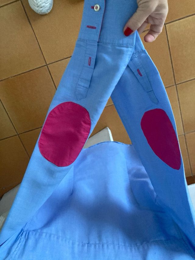 Camisa azul con coderas y detalles rosa