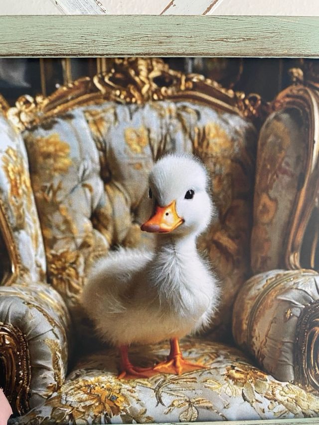 Pintura de patinho verde antigo em poltrona vintage 