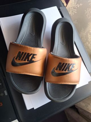 Chanclas Nike Doradas. Unisex. Talla 39