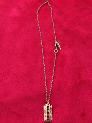 Collar con colgante de hoja de afeitar y llaves