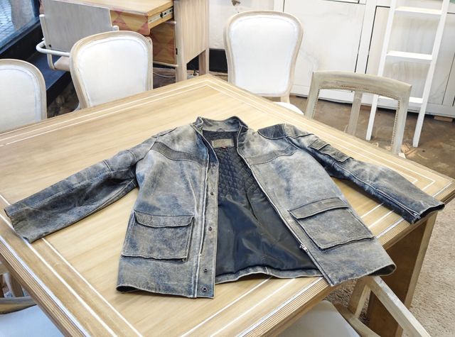 Cazadora de cuero gris