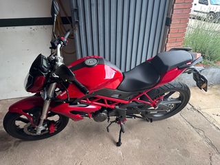 Moto Benelli 125cc Roja Seminueva 2200km