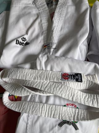 Dos Trajes de Taekwondo Daedo Blancos