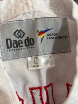 Dos Trajes de Taekwondo Daedo Blancos