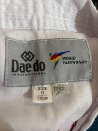 Dos Trajes de Taekwondo Daedo Blancos