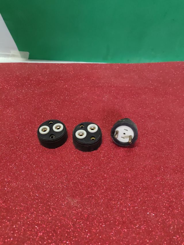 Base de enchufe y clavija de goma antiguos. 