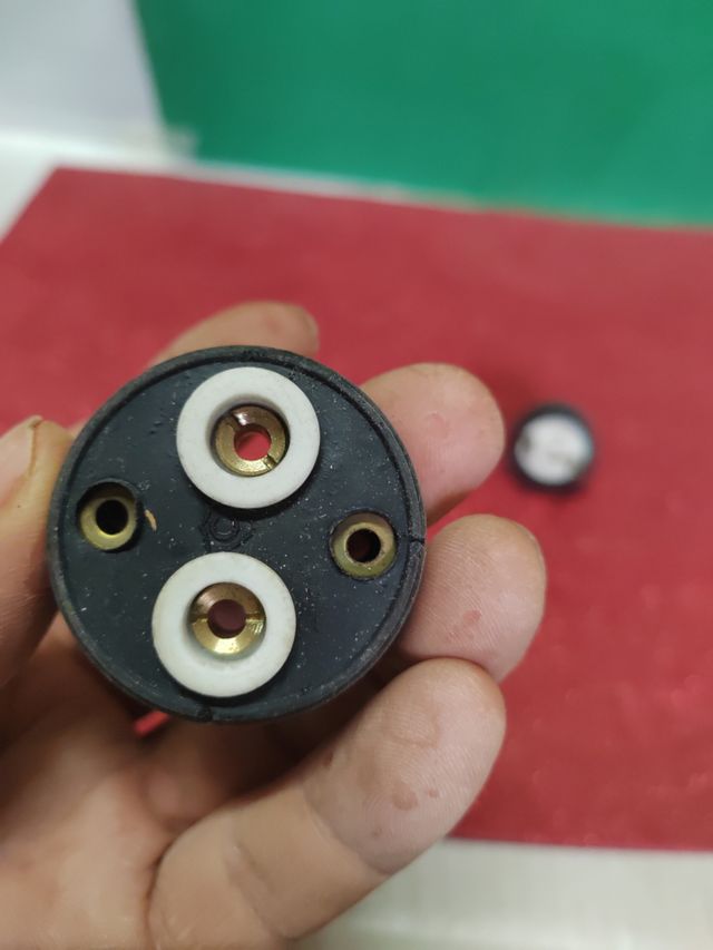 Base de enchufe y clavija de goma antiguos. 