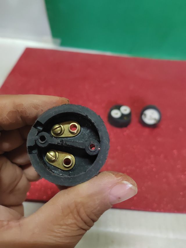 Base de enchufe y clavija de goma antiguos. 