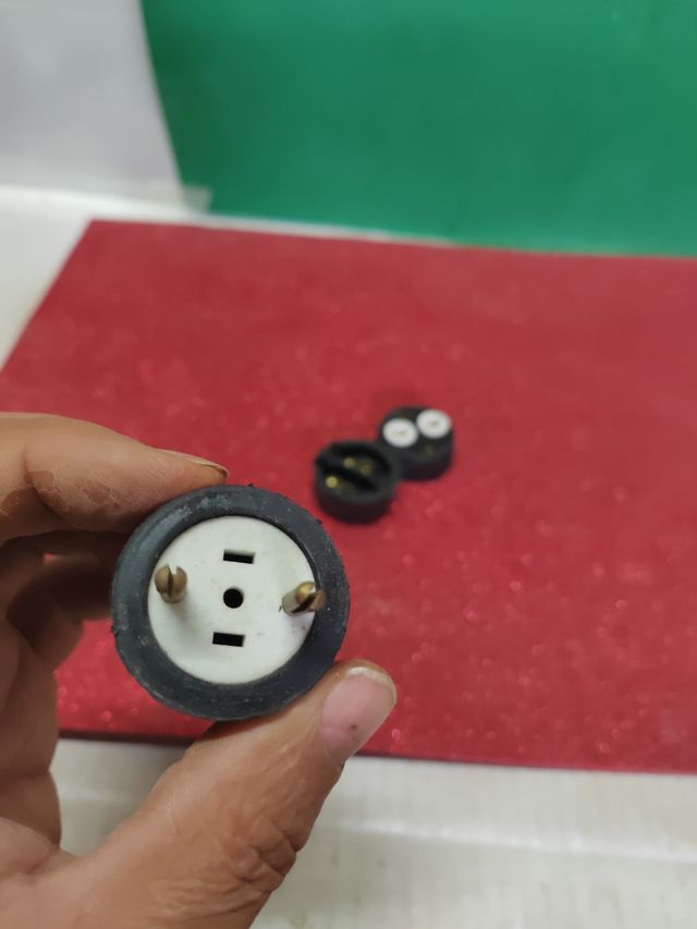 Base de enchufe y clavija de goma antiguos. 