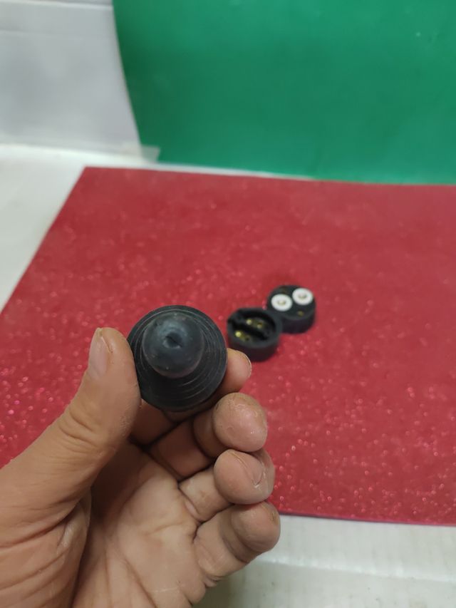 Base de enchufe y clavija de goma antiguos. 