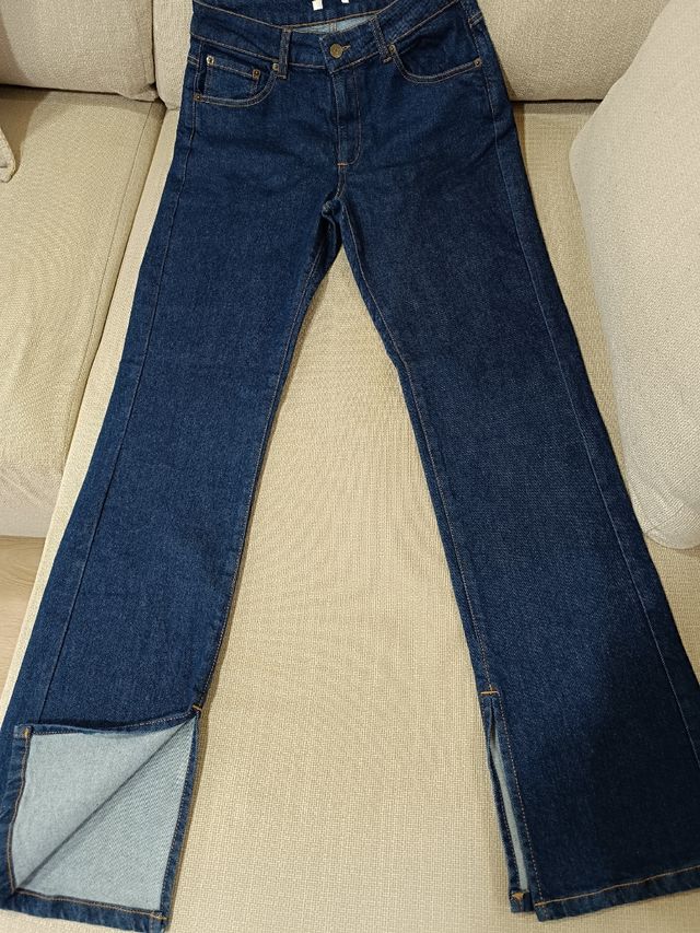 Tejanos azules con abertura