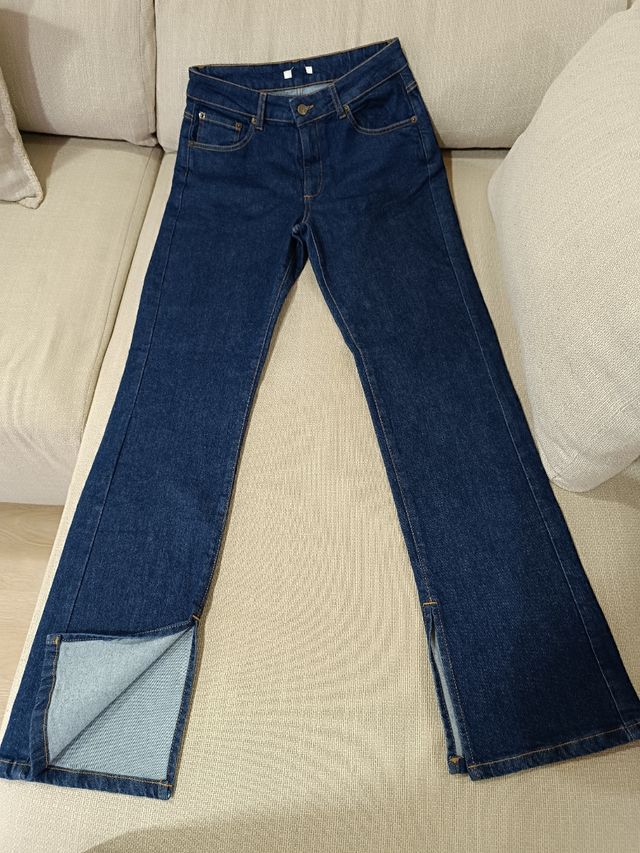 Tejanos azules con abertura