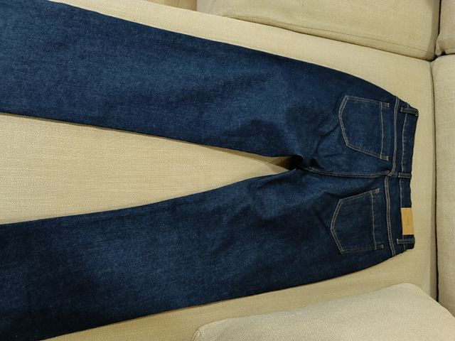 Tejanos azules con abertura