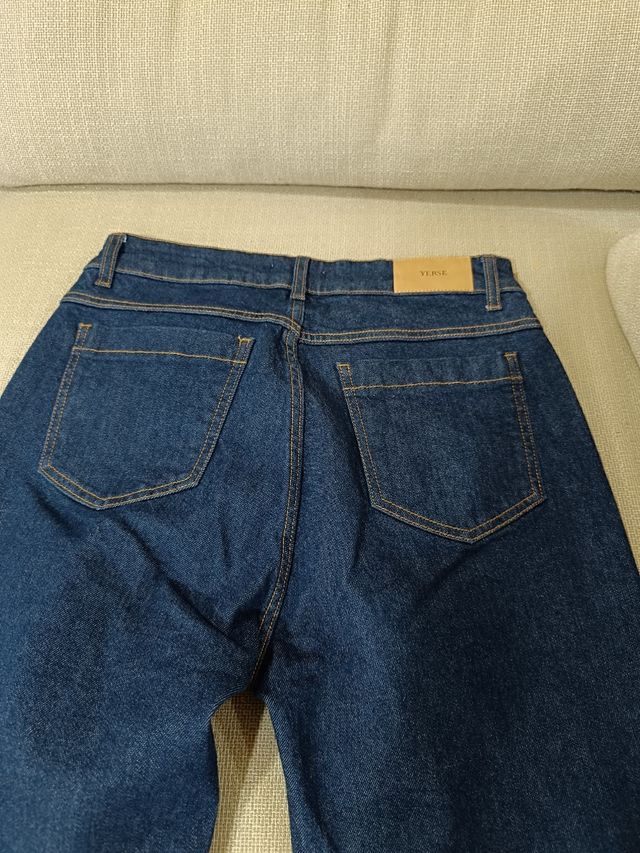 Tejanos azules con abertura