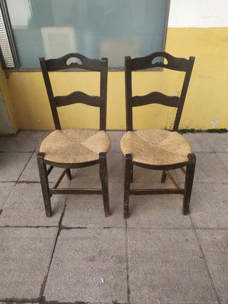 Pareja de sillas rústicas de madera y yute