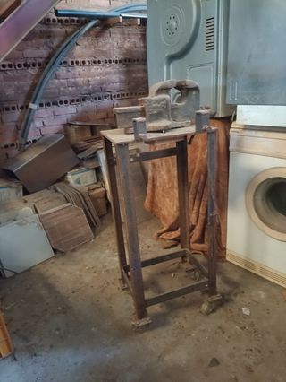 Banco de trabajo con tornillo de banco