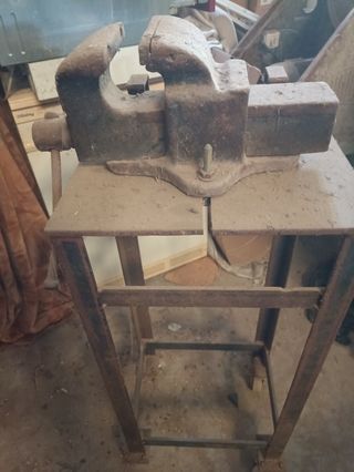 Banco de trabajo con tornillo de banco