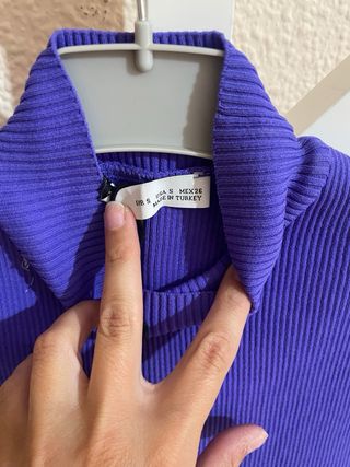 Camiseta sin mangas cuello alto morada