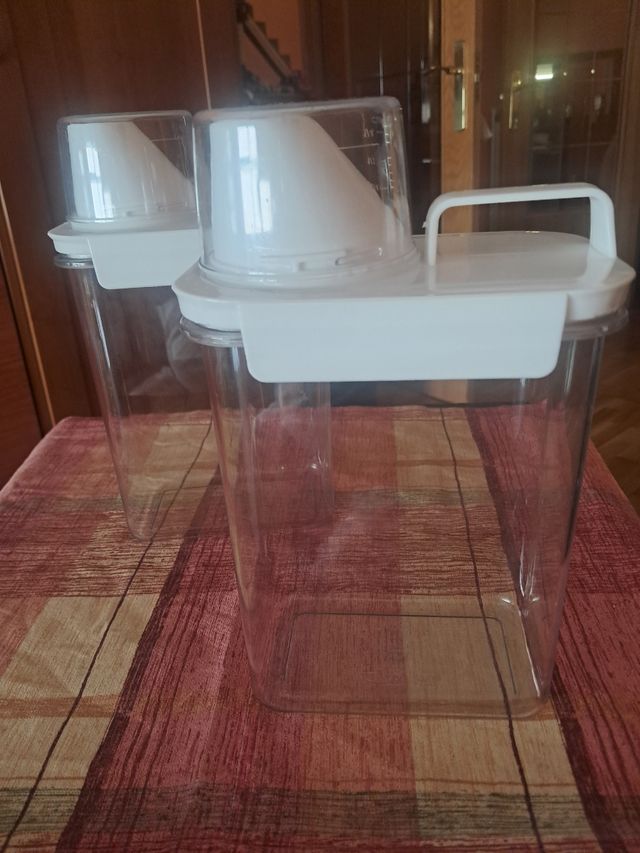 Contenedor de detergente transparente