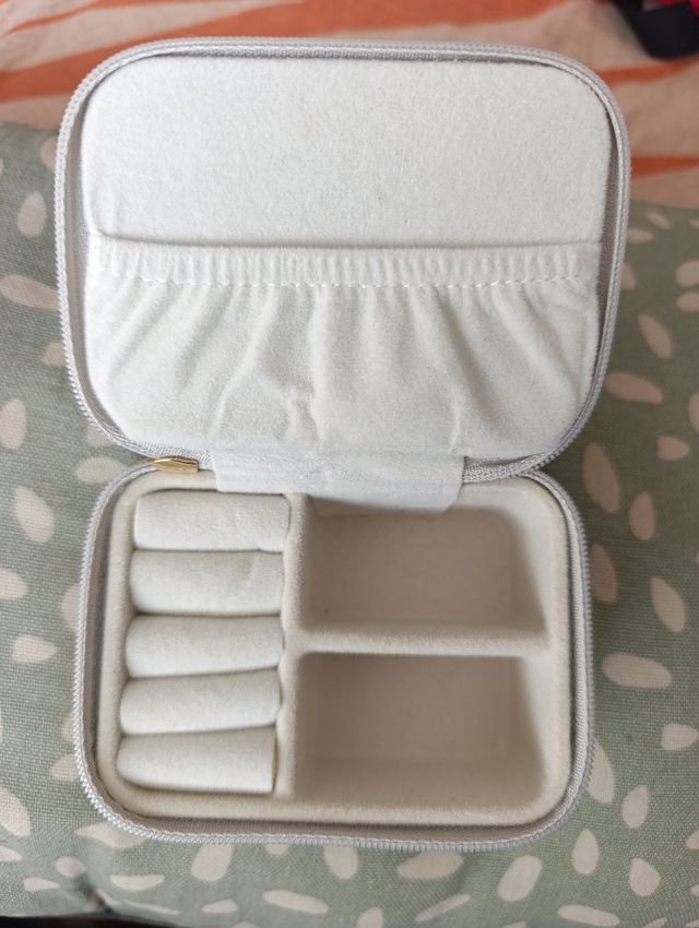 Joyero gris con nombre Emma diseño grabado