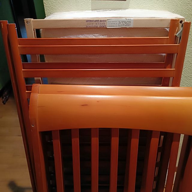 Cuna de bebé y colchón