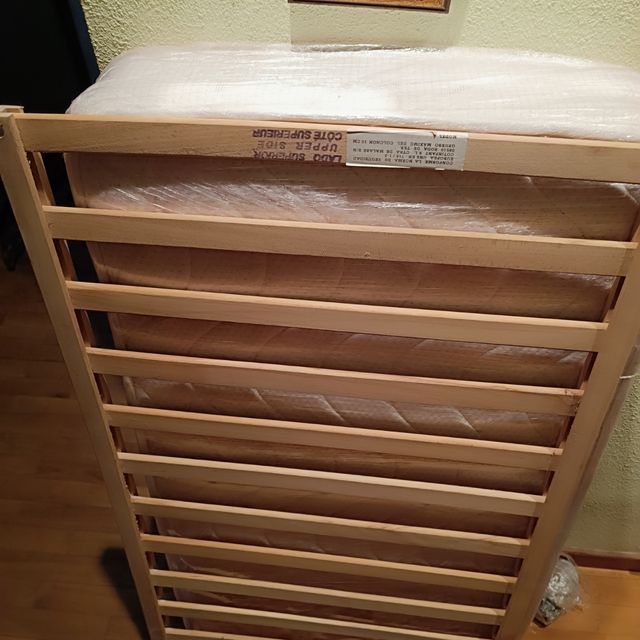 Cuna de bebé y colchón