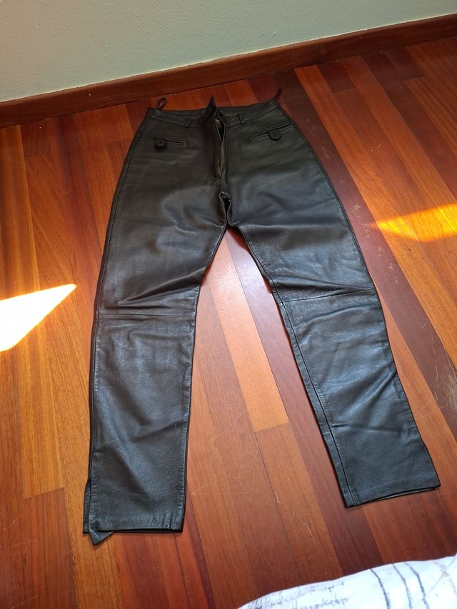 Pantalón de cuero negro