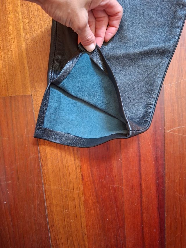 Pantalón de cuero negro