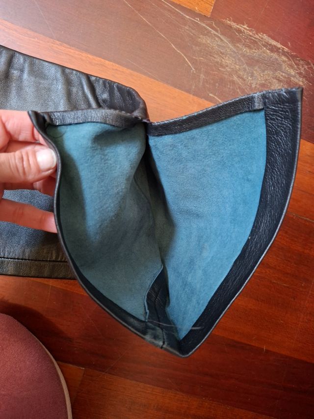 Pantalón de cuero negro